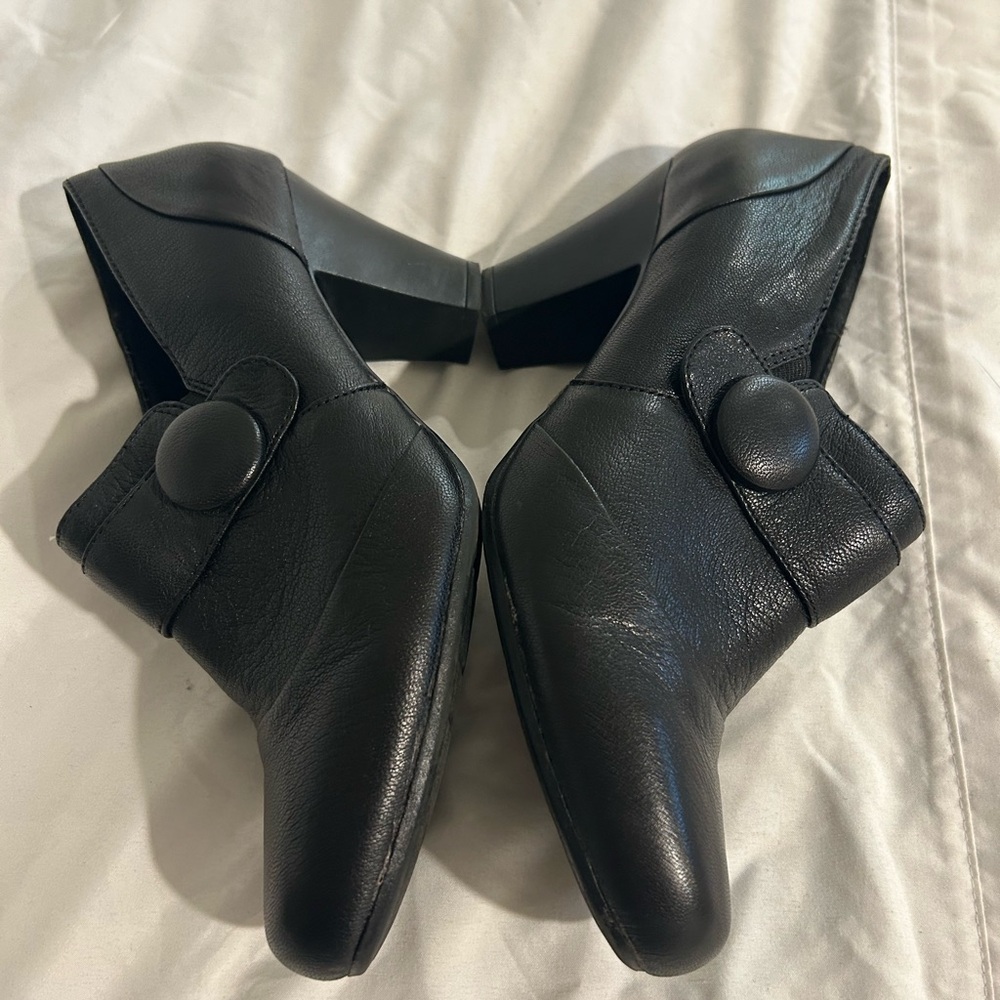 Clarks women’s size 8 black heels. - Picture 6 of 9